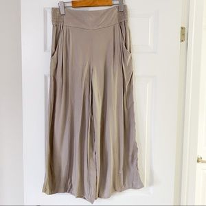 Aritzia wide leg cropped trousers